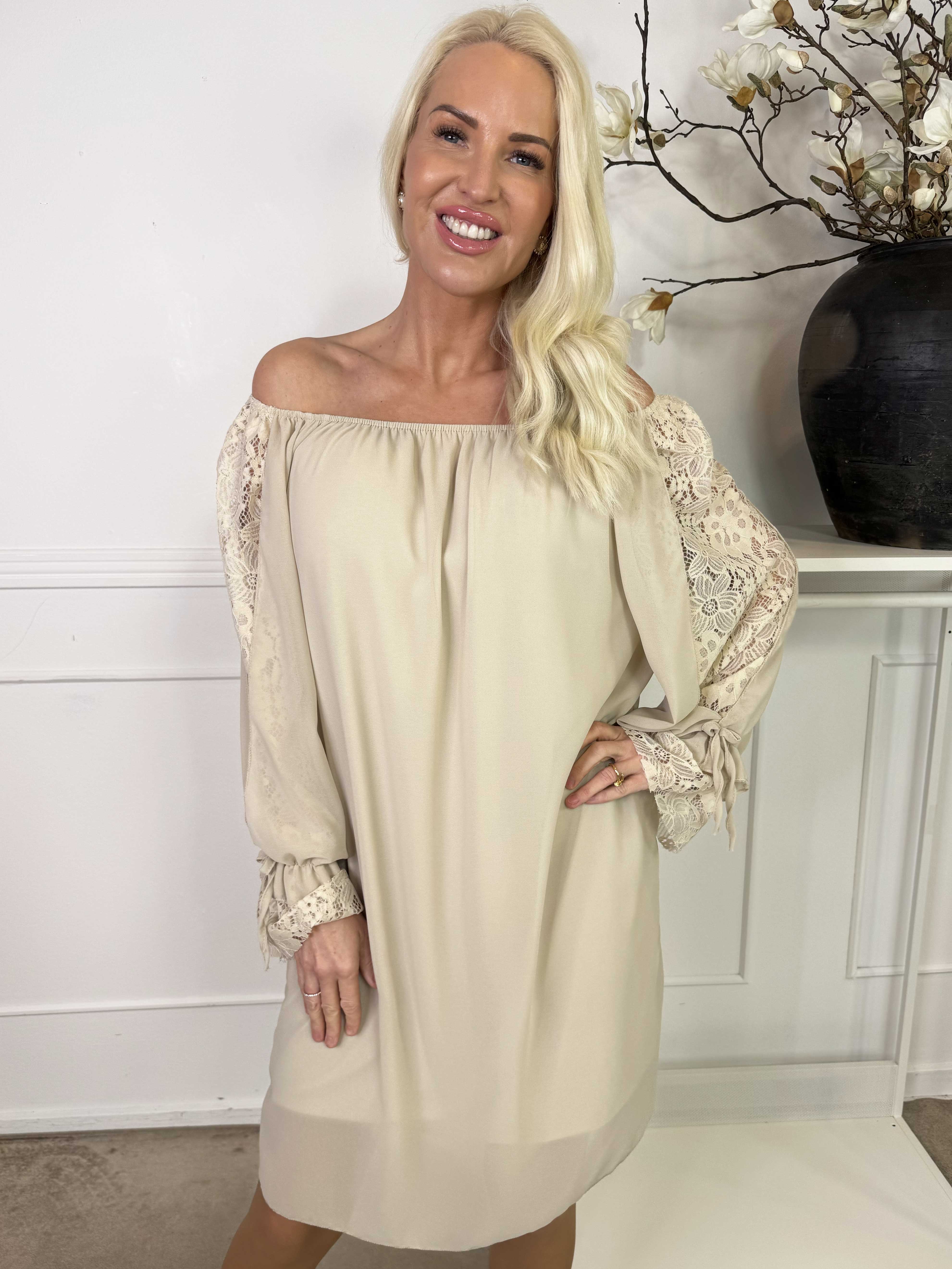 Lupita - Tunikakjole med blondeærmer